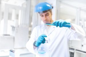 Czynniki chemiczne w środowisku pracy – zagrożenia, przykłady i ochrona 