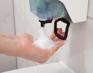 Dozownik mydła w miejscu pracy – jak wybrać?