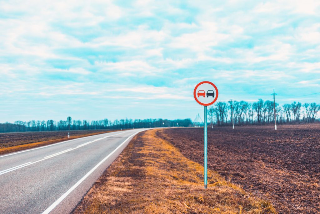Na jakiej wysokosci umieszcza sie znaki drogowe?