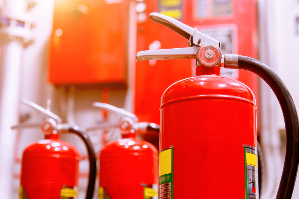 Jak powinny byc rozmieszczone gasnice w budynkach?