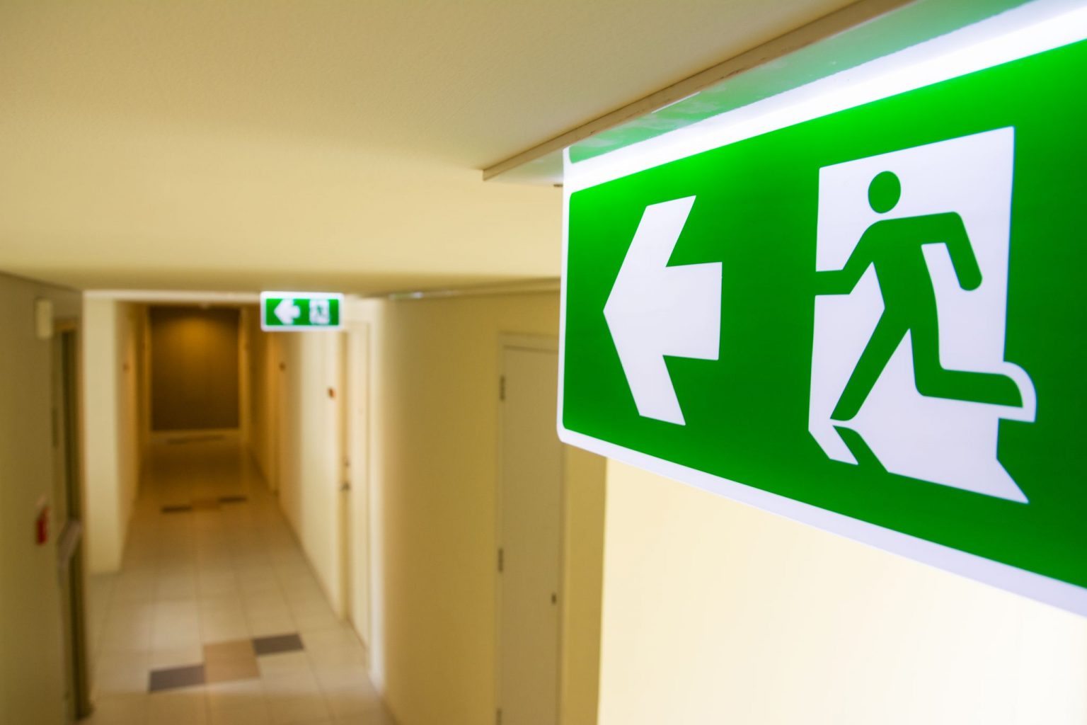 Znaki Ewakuacyjne Wykonane Są W Kolorze: Ewakuacyjne znaki kierunkowe – znaki PN-EN ISO 7010 - Blog znakowo.pl