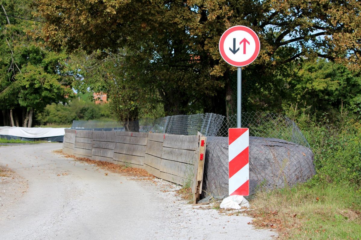 Pierwszeństwo dla nadjeżdżających z przeciwka: znak B-31 - Blog znakowo.pl