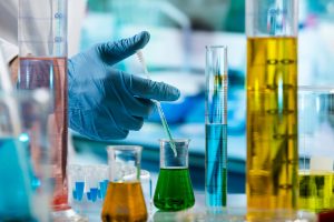 Czynniki chemiczne w miejscu pracy – wyjaśnienie podstawowych pojęć