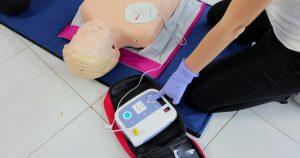 Defibrylator AED w pracy – czy pracodawca musi zapewnić taki sprzęt?