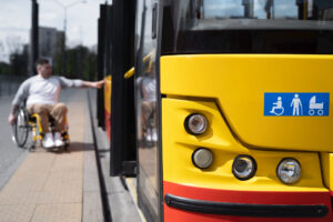 Miejsca uprzywilejowane w autobusach – oznakowanie Miejsca uprzywilejowane w autobusach – oznakowanie