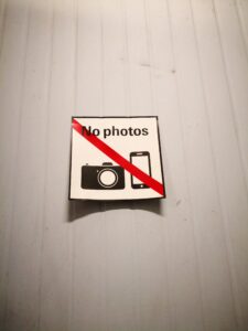 Zakaz fotografowania: kiedy obowiązuje, jakie znaki wykorzystać i co warto wiedzieć? Zakaz fotografowania: kiedy obowiązuje, jakie znaki wykorzystać i co warto wiedzieć?