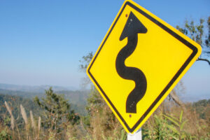 Tabliczka T-4 – tabliczka wskazująca liczbę niebezpiecznych zakrętów