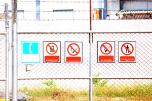 Znaki zakazu BHP w pracy