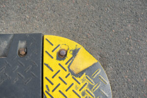 Czy progi zwalniające muszą być oznakowane?