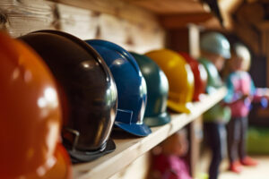 Nakaz stosowania ochrony głowy – oznakowanie i przepisy BHP