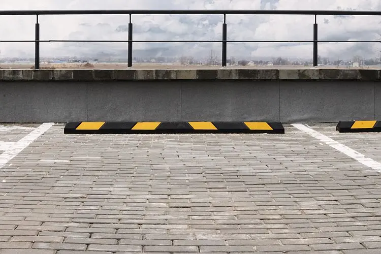 Trwałe ograniczniki, separatory i odbojniki parkingowe z gumy i PCV