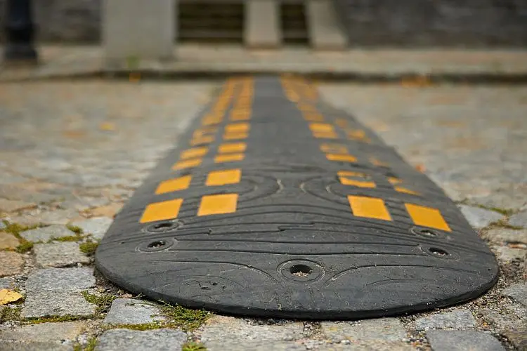 Próg zwalniający listwowy U-16 zamontowany na drodze - odblaskowy spowalniacz drogowy Próg zwalniający listwowy U-16 zamontowany na drodze - odblaskowy spowalniacz drogowy