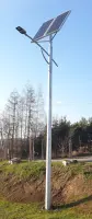 Lampa uliczna z panelem słonecznym na slupie