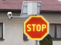 Znak aktywny podświetlony B-20 Stop z radarem prędkości