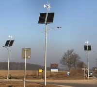 Lampy uliczna z panelami słonecznymi oraz turbiną wiatrową na slupach w dzień