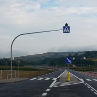 Aktywne przejście dla pieszych na słupie nad ulicą