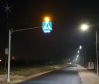 Aktywne przejście dla pieszych oświetlone nocą