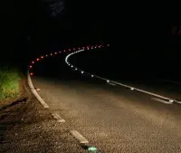 Kocie oczka na drodze w nocy