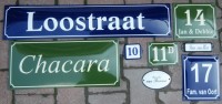 Tabliczki adresowe, emaliowane z nazwami ulic, numerami domów, budynków